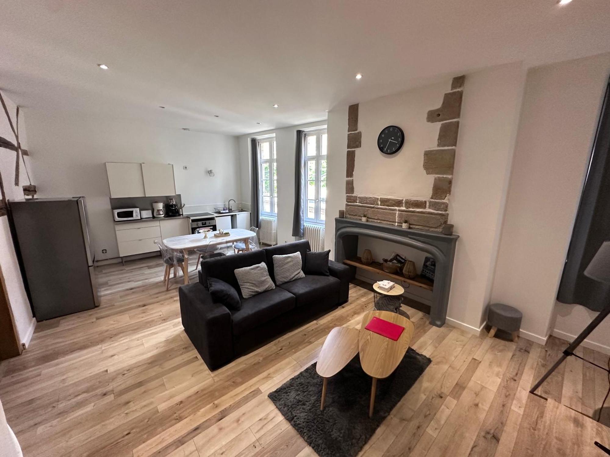 Bel Appartement En Coeur De Ville - 20 Minutes Du Pal Moulins  Bagian luar foto